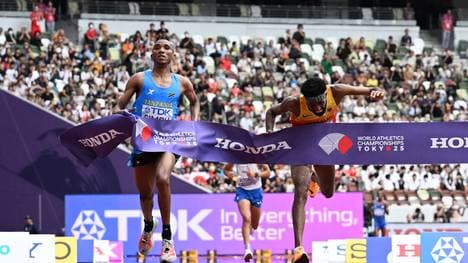 Alphonce Felix Simbu aus Tansania und Amanal Petros überqueren praktisch gleichzeitig die Ziellinie