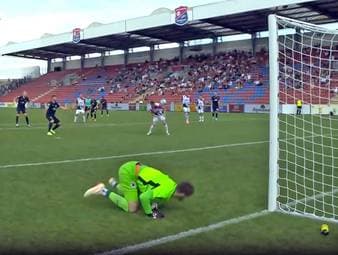 Aufsteiger Unterhaching reitet in der 3. Liga weiter auf der Erfolgswelle. Viktoria Köln hilft allerdings kräftig mit - durch ein Eigentor, das sogar bei den Mitspielern für Entsetzen sorgt.