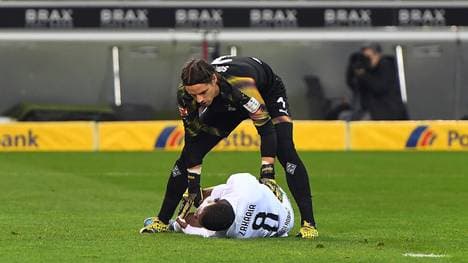 Denis Zakaria verletzte sich bei einem Zusammenprall mit Yann Sommer am Knie