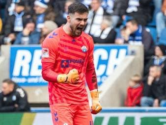Leihspieler Dennis Seimen überzeugt beim SC Paderborn 07 auf ganzer Linie. Der vom VfB Stuttgart ausgeliehene Keeper spielt eine starke Saison. In Deutschland gilt Seimen längst als eines der vielversprechendsten Torwarttalente.