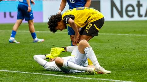 Hoffenheim-Torwart Oliver Baumann liegt angeknockt am Boden