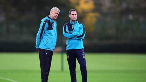 Shad Forsythe (r.) hält derzeit Arsene Wengers Spieler beim FC Arsenal fit