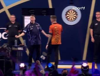 Bei der Darts-WM 2022 wirft William Borland in seinem ersten Spiel auf der großen Bühne des Ally Pally direkt einen Neun-Darter - und schafft dabei ein historisches Kunststück, wie es die PDC bei einem TV-Match zuvor noch nie gesehen hat. Sein Erfolg ist allerdings nur von kurzer Dauer.