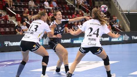 Julia Maidhof (M.) verlor mit Bietigheim zum Auftakt