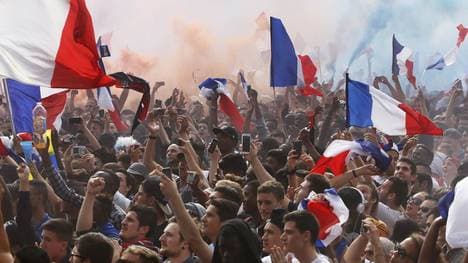 Französische Fußballfans schwenken Fahnen