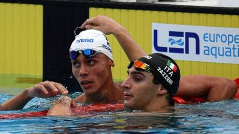 David Popovici (l.)  gewinnt über 100 m Freistil
