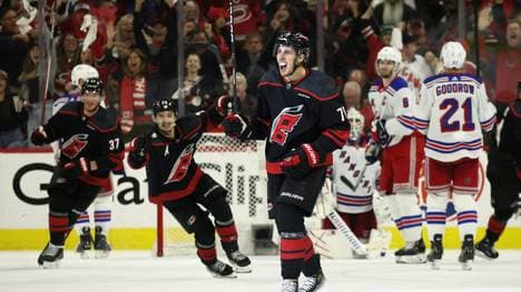 Brady Skjei trifft zum Sieg für Carolina