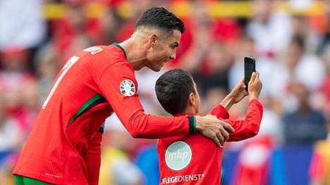 Cristiano Ronaldo und ein kleiner Fan machen ein Selfie