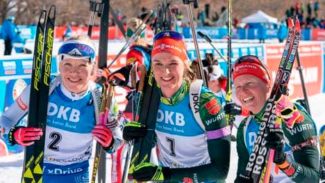 Denise Herrmann (M.) feierte ihren dritten Weltcup-Sieg vor Franziska Hildebrand (r.) und Kaisa Mäkäräinen