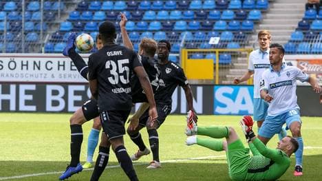 Waldhof Mannheim (weiß) startete mit einer Niederlage un den Re-Start