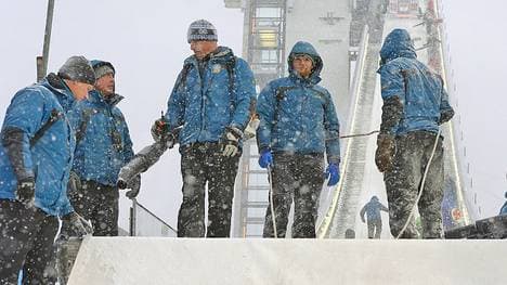 Vierschanzentournee-Oberstdorf-Schneechaos-Arbeiter
