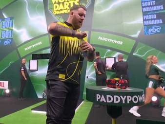 Cameron Menzies schlug nach seiner Niederlage in der ersten Runde der Darts-WM auf den Beistelltisch ein und verletzte sich an der Hand. Jetzt erklärt er was dazu geführt hat.