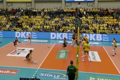 Grätsch-Rettung bei grandiosem Ballwechsel