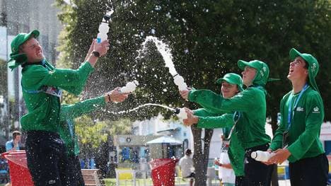 Bei den Australian Open in Melbourne sorgen die Balljungen für eine kühle Erfrischung