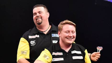 Gabriel Clemens (l.) und Martin Schindler (r.) haben beim World Cup of Darts die zweite Runde erreicht