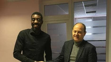 Barkley Miguel-Panzo bei seiner Vertragsunterschrift