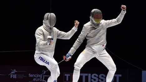 Max Hartung (r.) gewann mit den deutschen Säbelfechter EM-Gold