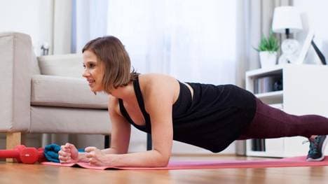 Für Übungen wie den Unterarmstütz kommt man ganz ohne Geräte aus. Für das Krafttraining reicht das eigene Körpergewicht