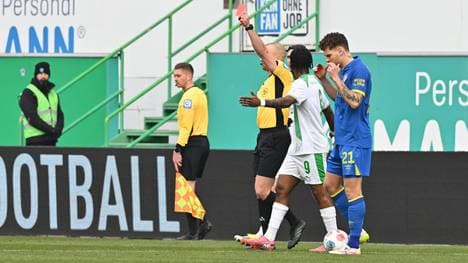 Patrick Schwengers schickt Maximilian Dietz mit glatt Rot vom Platz