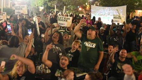 Fans der Bucks feiern den NBA-Titel