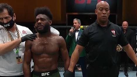 Aljamain Sterling (2.v.l.) ist über die Umstände seines Sieges nicht glücklich