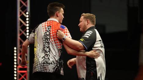 Ricardo Pietreczko (l.) und Martin Schindler gehen beim World Cup of Darts gemeinsam an den Start