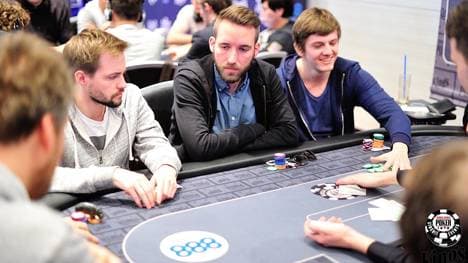 SPORT1-Reporter Sebastian Mittag (M.) spielte ein Turnier des WSOP Circuit