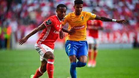 Ailton Silva (r.) hat beim VfB Stuttgart einen Vertrag bis 2021 unterschrieben