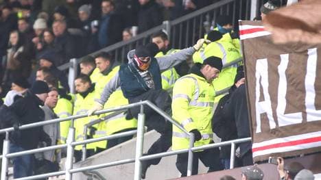 Ein Dynamo-Anhänger springt einem Ordner von hinten in den Rücken