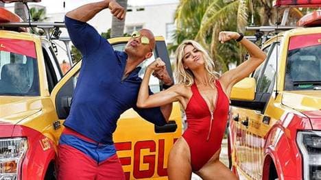 Wrestling-Gigant "The Rock" und Kelly Rohrbach sind die Stars des 2017er-Kinofilms Baywatch