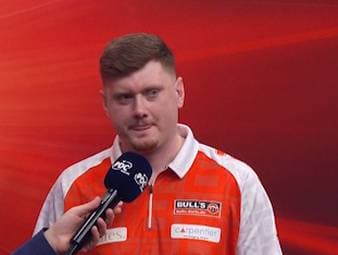 Niko Springer bleibt weiterhin die letzte deutsche Hoffnung bei der European Darts Trophy. Der "Meenzer Bub" gewinnt gegen Ross Smith mit 6:5 und zieht ins Viertelfinale ein. Springer lobt das Publikum in Göttingen, nachdem die Zuschauer beim Spiel gegen Stephen Bunting am Vortag mit Pfiffen für Unruhe sorgten.