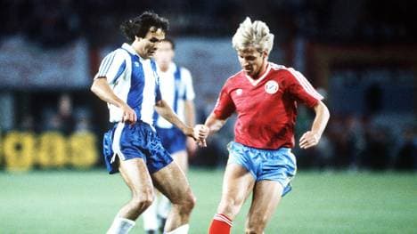 Rabah Madjer (l.) traf 1987 im Finale gegen den FC Bayern um Norbert Nachtweih mit der Hacke