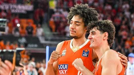 Noa Essengue (l.) neben Ben Saraf