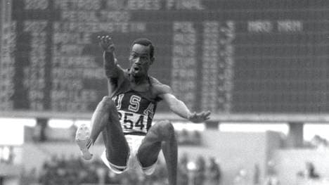 Bob Beamon bei seinem Jahrhundertsprung bei Olympia in Mexiko 1968