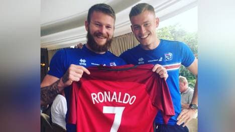 Alfred Finnbogason (r.) schenkte Aron Gunnarson ein Ronaldo-Trikot