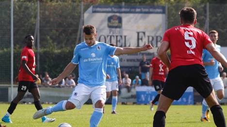 Die Spieler des TSV 1860 München (blau) werden gegen den FC Bayern München II mit einem Chip im Trikot spielen