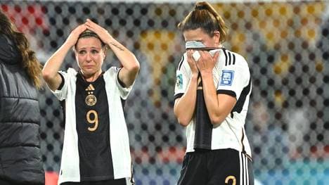Svenja Huth (links) weinte nach dem WM-Ausscheiden bittere Tränen