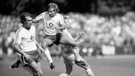 Helmut Winklhofer (m.) traf 1985 aus über 30 Metern sehenswert ins eingene Tor