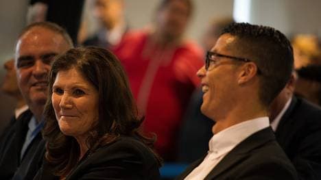 Cristiano Ronaldo hat ein enges Verhältnis zu seiner Mutter Maria Dolores (l.)