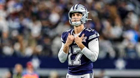 ARLINGTON, TX - DECEMBER 21: Dallas Cowboys place kicker Brandon Aubrey (17) looks up at the goal posts before kicking a field goal during the game between the Dallas Cowboys and the Los Angeles Chargers on December 21, 2025 at AT&T Stadium in Arlington, Texas. (Photo by Matthew Pearce Icon Sportswire) NFL, American Football Herren, USA DEC 21 Chargers at Cowboys EDITORIAL USE ONLY Icon1692512213344
