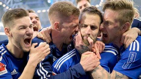 Dominick Drexler (m.) rettete Schalke den Sieg gegen Werder Bremen