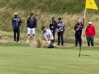 Alex Fitzpatrick, Bruder von US-Open-Champion Matt Fitzpatrick, gelang bei einem Quali-Turnier für die British Open ein kleines Kunstwerk. Im Knien versenkte er einen Ball aus dem Bunker heraus im Loch.