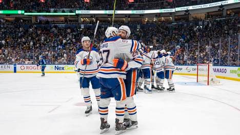 Die OIlers-Stars Leon Draisaitl (Nummer 29)) und Connor McDavid (97) feiern ihren Playoff-Sieg