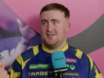 Luke Littler offenbart im Siegerinterview auf SPORT1 einen Chat mit Österreichs Darts-Star Mensur Suljovic im Vorfeld der PDC Darts-WM. 