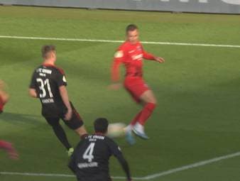 Eintracht Frankfurt hat den Halbfinal-Einzug perfekt gemacht. Mario Götze und Kolo Muani zauberten in der Anfangsphase und stellten per Doppelschlag den 2:0 Endstand her.