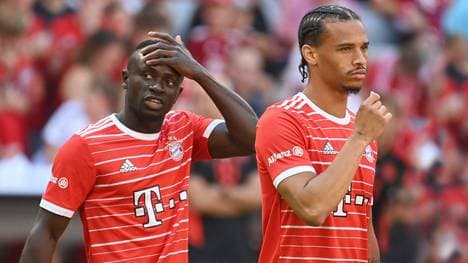 Sadio Mané (l.) sorgte beim FC Bayern nach einem Schlag gegen Mitspieler Leroy Sané für einen Skandal