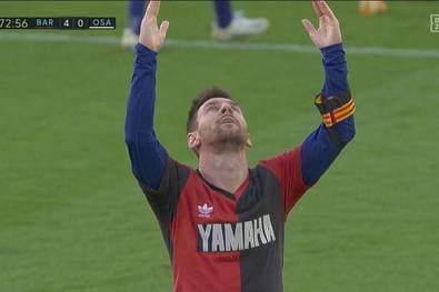 Gruß gen Himmel: Messi jubelt im Maradona-Trikot