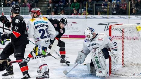 John Mitchell (h.) hat in der Overtime das Siegtor erzielt