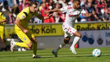 Kölns Linton Maina (r.) dribbelt davon