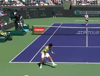 Beim Indian Wells Masters zeigt Alexander Zverev eine starke Leistung und gewinnt sein Viertelfinal-Match gegen den Franzosen Arthur Fils souverän mit 6:2, 6:3. Zverev ist damit der erste Spieler seit den Big 4, dem es gelingt, bei allen neun ATP Masters 1000 Turnieren mindestens einmal unter die Top 4 zu kommen.